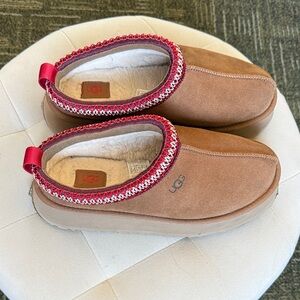 UGG Tazz II Slippers in Chestnut